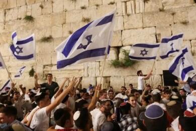 Каждый год тысячи еврейских активистов проходят маршем через Старый город Иерусалима к Стене Плача. Фото: Reuters