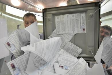 Подсчет голосов на выборах президента России на одном из участков. Фото: Reuters
