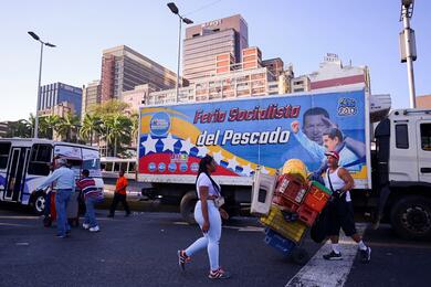 Прохожие на улице в Каракасе. 27 марта 2024 года. Фото: Reuters