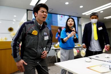 Реакция сотрудника EXEO Group 26-летнего Масая Шибасаки на электрическую стимуляцию, напоминающую ощущение женской менструальной боли. Токио, Япония, 7 марта 2024 года. Фото: Reuters