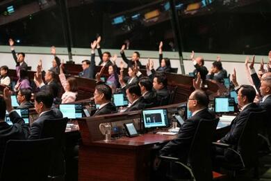 Законодательный совет Гонконга теперь состоит исключительно из депутатов, лояльных Пекину, и за новый закон он проголосовал единогласно. Фото: Reuters