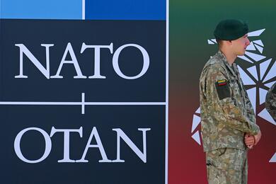 Логотип саммита НАТО рядом с Главным медиацентром в Вильнюсе, Литва, 12 июля 2023 года. Фото: Reuters