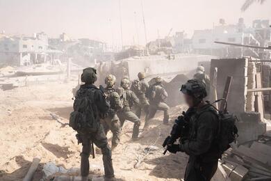 Израильские военные во время боевой операции по уничтожению группировки ХАМАС в северной части сектора Газа, 5 ноября 2023 года. Фото: Reuters