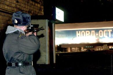 Милиционер разглядывает театр на Дубровке через оптический прицел. Снимок сделан 25 октября, а наутро 26-го начался штурм. Фото: Reuters