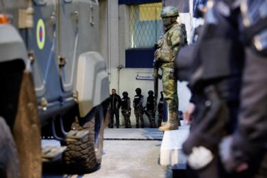 Эквадроские спецслужбы после задержани бывшего вице-президента Эквадора Хорхе Гласа, этапируют его в тюрьму 6 апреля 2024 года. Фото: Reuters