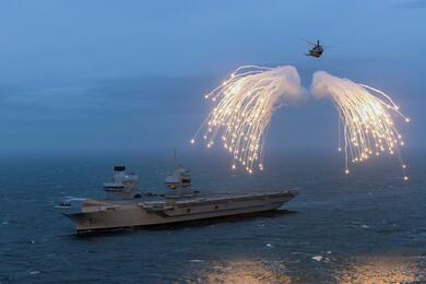 Вертолет Королевского флота Великобритании запускает осветительные ракеты после взлета с корабля HMS Prince of Wales во время отправки на учения НАТО Stadfast Defender 2024, 28 февраля 2024 года. Фото: Reuters