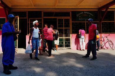 Люди выстраиваются в очередь за дешевой курицей на рынке в Сантьяго, Куба, 20 марта 2024 года. Фото: Reuters