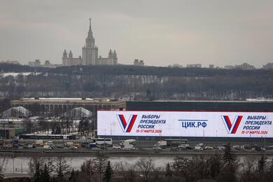 Экран, сообщающий о выборах президента. Москва, Россия. Фото: Reuters