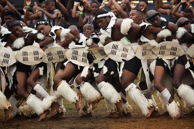 Члены танцевальной группы выступают во время ежегодного конкурса традиционных танцев Shisiya Ngoma в Дурбане, Южная Африка, 21 марта 2024 года. Фото: Reuters