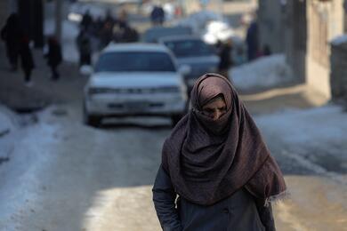 Афганская женщина идет по заснеженной улице в Кабуле, Афганистан, 25 января 2023 года. Фото: Reuters