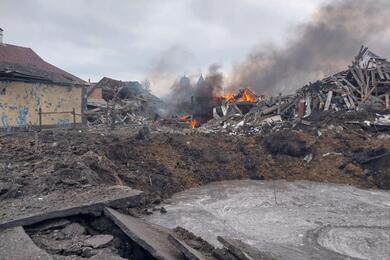 Воронка от бомбы и жилые дома, разрушенные в результате удара российской авиации по селу Боровое в Харьковской области. 6 марта 2024 года. Фото: Reuters
