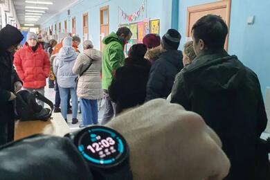 Очередь на избирательном участке в Новосибирске в полдень 17 марта 2024 года. Фото: meduza.io