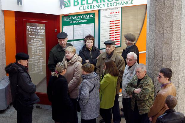 Очереди к пунктам обмена валют, во время экономического кризиса 2011 года. Фото: Reuters
