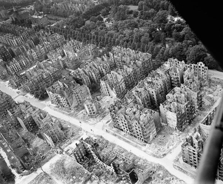 Гамбург после бомбардировок союзниками и «огненного шторма», который прошелся по городу в результате совместного применения фугасных и зажигательных авиабомб. 1945 год. Фото: Dowd J (Fg Off), Royal Air Force official photographer, commons.wikimedia.org