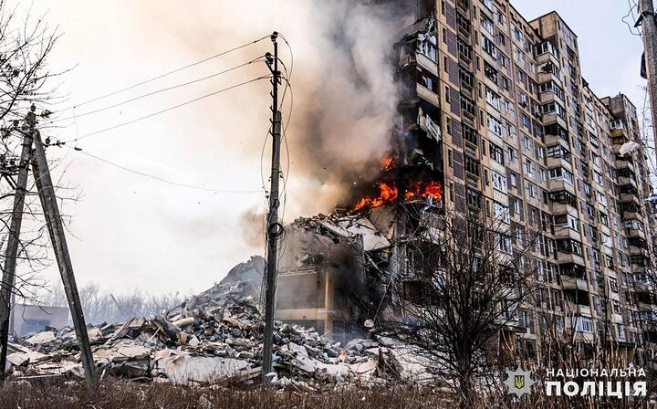 14-этажный жилой дом в Авдеевке после российского обстрела 17 марта 2023 года. Фото: National Police of Ukraine, CC BY 4.0, commons.wikimedia.org