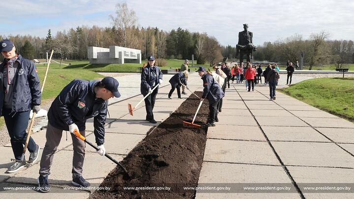 Лукашенко субботник 22 апреля 2023 года. Фото с сайта president.gov.by