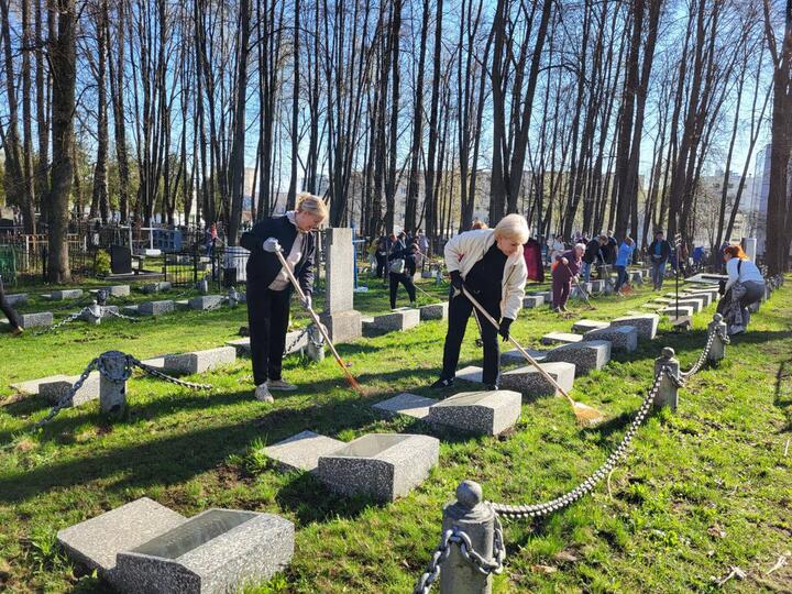 Сотрудники Минтруда и соцзащиты на субботнике на Кальварийском кладбище. Фото: телеграм-канал ведомства