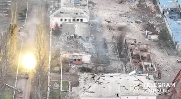 Танк стреляет на одной из улиц Соледара. Украина, 8 января 2023 года. Фото: Reuters