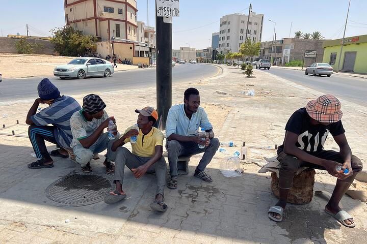 Рабочие в ожидании нового заказчика в Мисрате, Ливия, 25 июля 2023 года. Фото: Reuters