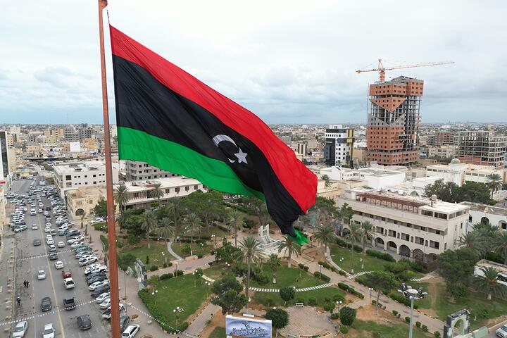 Ливийский флаг развевается в центре города Мисрата, Ливия, 21 декабря 2022 года. Фото: Reuters