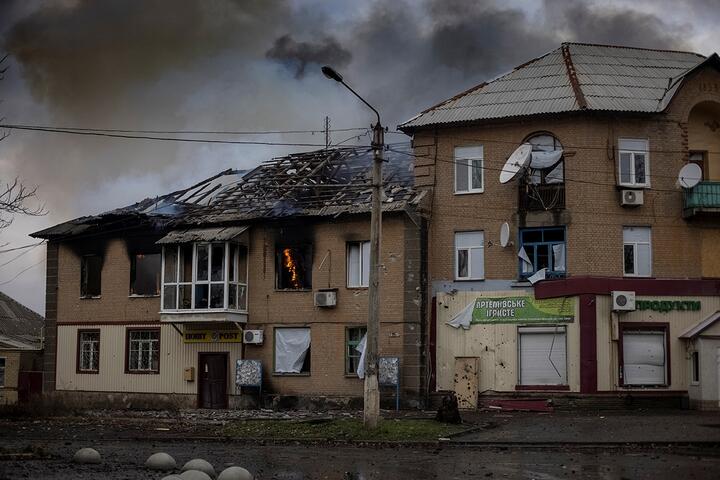 Жилые дома поврежденные в результате российского военного удара в Бахмуте, Украина, 9 декабря 2022 года. Фото: Reuters