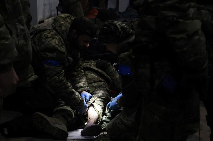 Парамедик оказывает помощь раненному бойцу ВСУ. Соледар, Донецкая область, 9 января 2023 года. Фото: Reuters