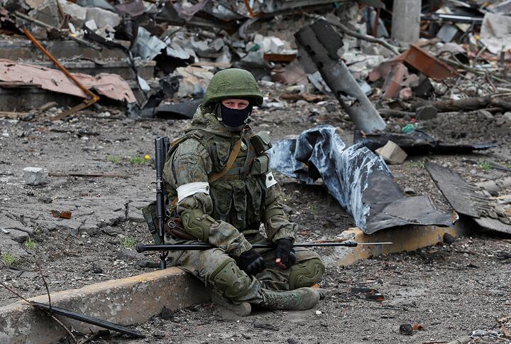 Российский военнослужащий в городе Мариуполь, Украина, 22 мая 2022 года. Фото: Reuters