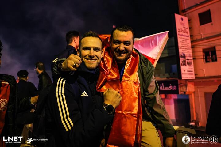 Андрей Радюк с фанатом "Свехли" после победы в чемпионате арабских стран. Фото: Facebook/SwehlyVolly