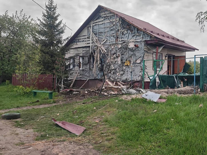 Утром 10 мая силами ПВО в Курской области был сбит беспилотник, его обломки упали в деревне Толмачево