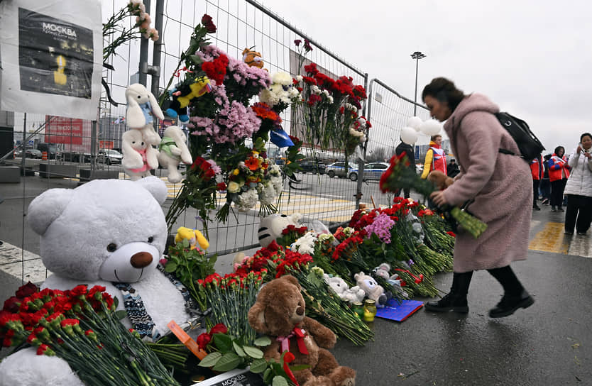 Красногорск, Московская область. Стихийный мемориал возле концертного комплекса «Крокус Сити Холл»