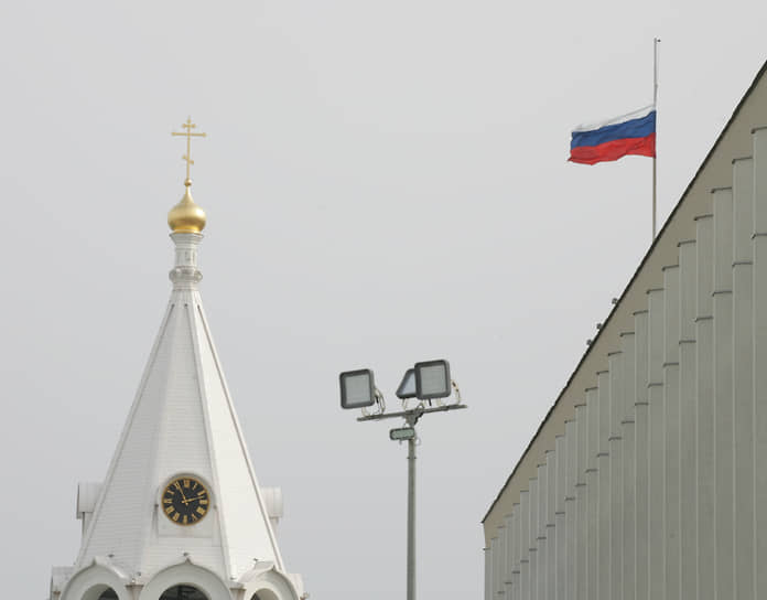 Приспущенный государственный флаг РФ на здании Правительства Нижегородской области