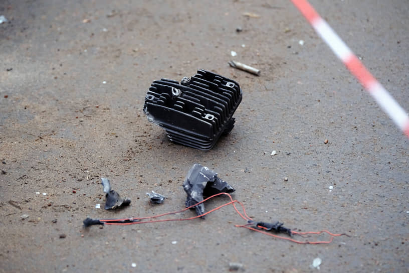 На месте взрыва были обнаружены обломки неизвестного устройства. Предположительно, это могут быть осколки беспилотника