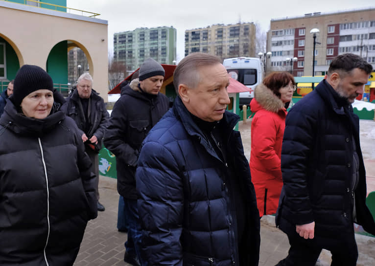 В середине дня к месту происшествия приехал Александр Беглов вместе с вице-губернаторами Евгением Разумишкиным и Олегом Эргашевым. На встрече с жильцами дома глава города заявил, что в случившемся «сейчас разбираются следователи» и официальное сообщение будет от силового блока. В телеграм-канале Александр Беглов назвал взрыв «происшествием» 
