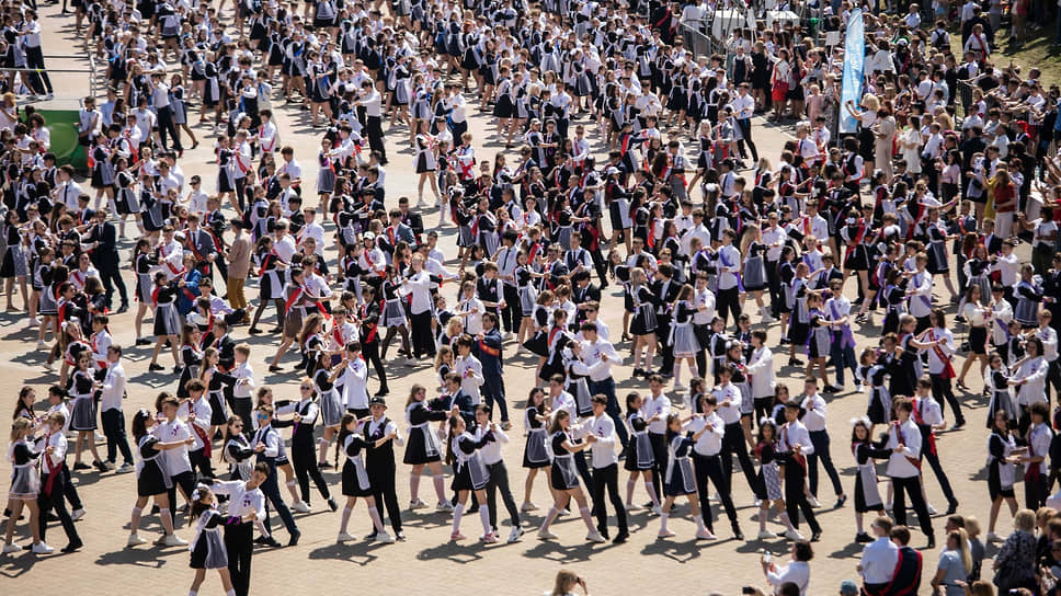 В этом году последний звонок для уфимских школьников состоялся 22 мая. Проводить школьные годы, кружась в танце, пришли 4,5 тыс. уфимских выпускников