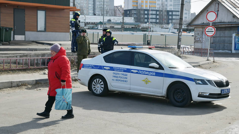 По словам мэра Воронежа Вадима Кстенина, при сегодняшнем обстреле с помощью БПЛА «незначительно пострадали» отделка и остекление нескольких домов в СНТ