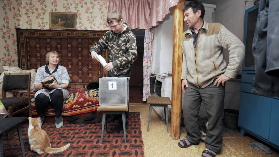 Семья в  поселке Новая Жизнь Грибановского района у переносной урны для голосования. 
2012 год