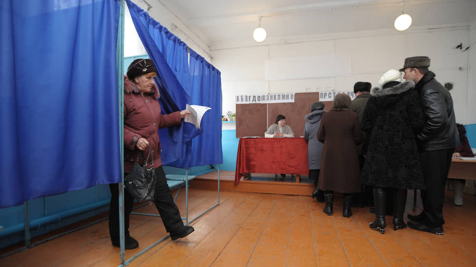 Избирательный участок в селе Новомакарово Грибановского района. 2012 год