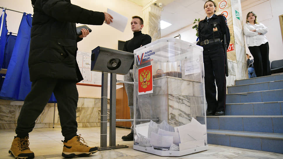 Президентские выборы в России-2024. Люди голосуют на избирательном участке