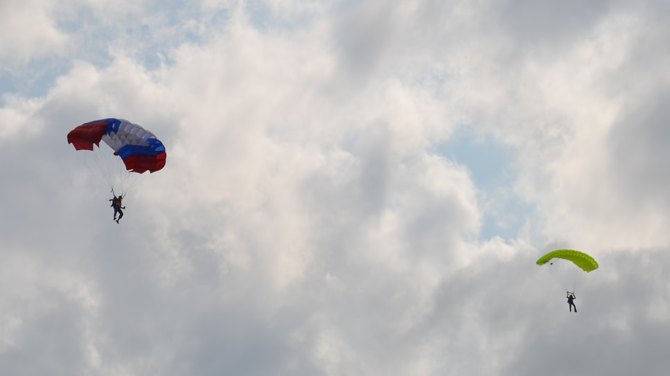 Восемь парашютистов приземлись на Стрелке с флагами России и Ярославля.
