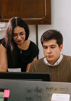 A group of students looking at a shared screen.