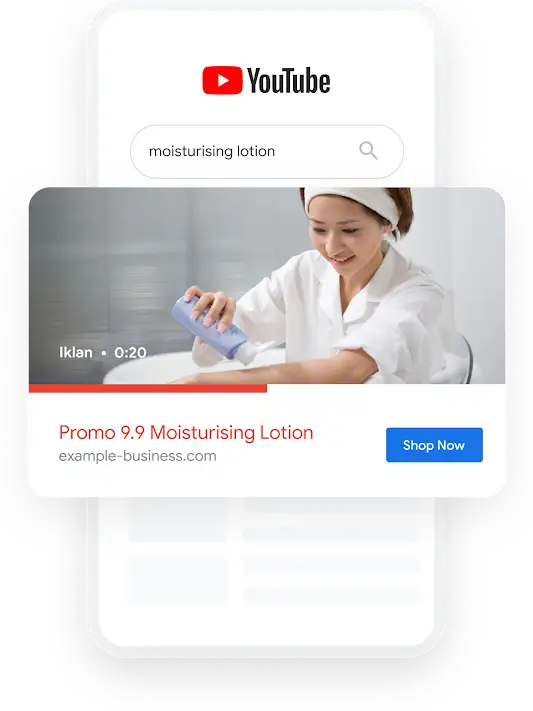Ilustrasi telepon menunjukkan kueri penelusuran YouTube untuk moisturising lotion yang menampilkan iklan video promo 9.9 untuk moisturising lotion.