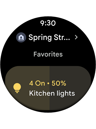 Wear OS 版 Google Home 應用程式的「我的最愛」功能在手錶上顯示，當中顯示所選地點的 Google Home 狀態設定為「在家」，而該地點的廚房有四盞燈開啟。四盞燈均可透過智能手錶控制，且亮度設定為 50%。