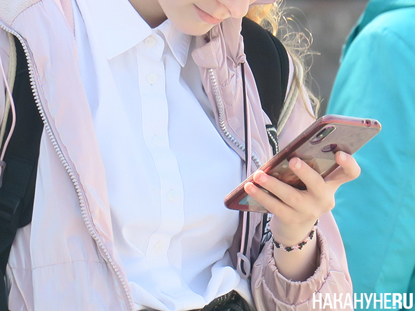 Девочка с мобильным телефоном в руке(2023)|Фото: Накануне.RU