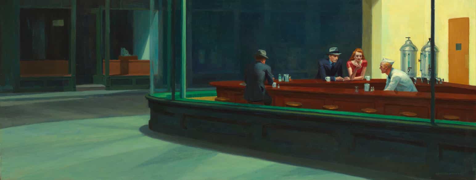 En nattåpen restaurant. Det er mørkt og litt tomt i bildet, og bildet er malt i realistisk stil. Tre personer sitter i restauranten, litt hver for seg. Det ser ikke ut som de snakker sammen. 