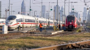 Wieder Abflüge aus Frankfurt, Zugverkehr bleibt massiv gestört