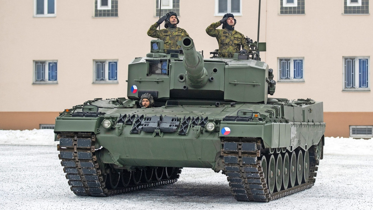 Tschechische Soldaten salutieren auf einem Leopard 2A4 am 21. Dezember 2022 in Praslavice.