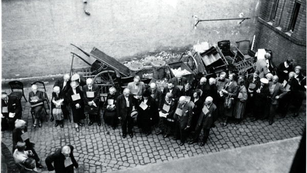 Hanau: Am Hauptbahnhof warten im Mai 1942 jüdische Bürger auf den Transport nach Kassel.