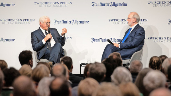 Eine Spitze gegen die „Ausgelassenheit der Kaliberexperten“: Bundespräsident Frank-Walter Steinmeier im Gespräch mit Herausgeber Berthold Kohler
