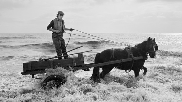 Chris Killip „Gordon in the water, Seacoal Beach, Lynemouth, 1983“