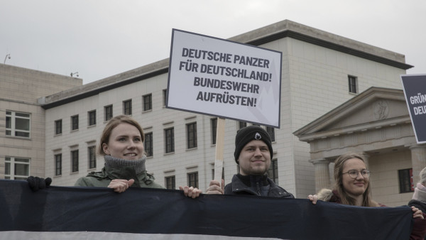 Demonstranten bei einer im Februar von der Jungen Alternative für Deutschland organisierte Demonstration am Brandenburger Tor